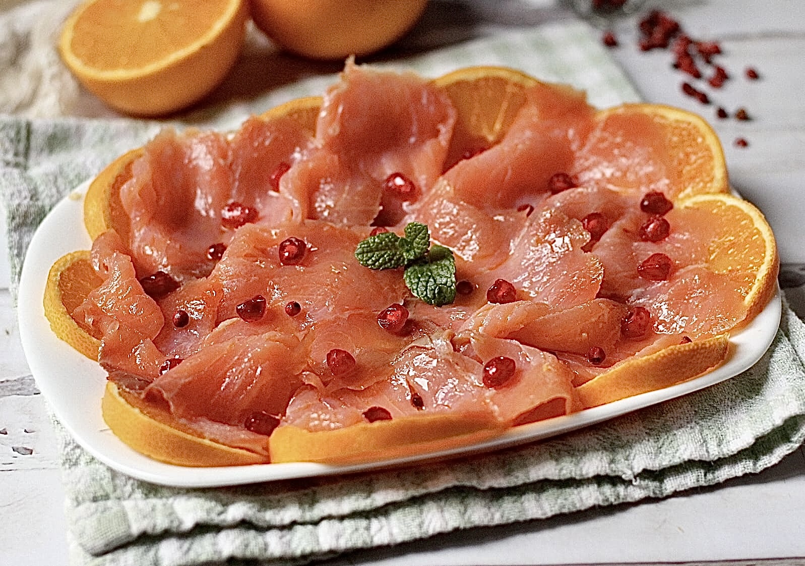 Carpaccio di salmone marinato con frutti di bosco e glassa di arancia
