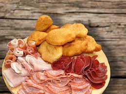 Selezione di salumi con gnocco fritto